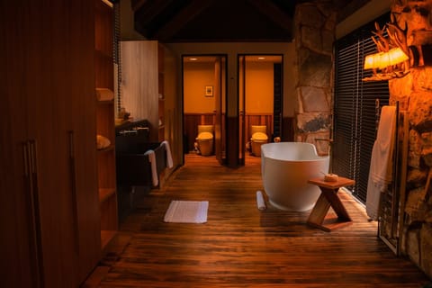 Villa Botanique com piscina de imersão | Bathroom | Deep soaking tub, free toiletries, hair dryer, bathrobes