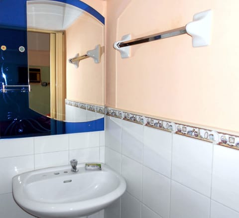 Double or Twin Room | Bathroom | Shower, hair dryer, towels