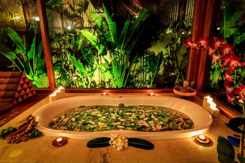 Couples treatment rooms, body treatments, aromatherapy, body wraps