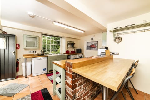 Oven, dishwasher, electric kettle, toaster