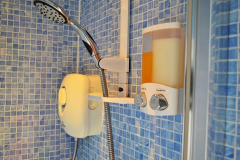 Comfort Room | Bathroom | Shower, free toiletries, hair dryer, towels