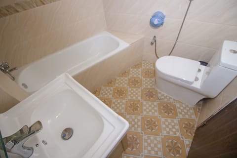 Combined shower/tub, free toiletries, slippers, towels