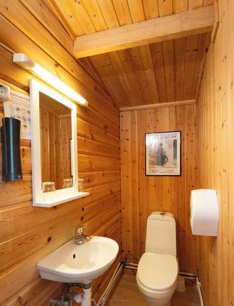 Economy Cabin | Bathroom | Shower, free toiletries, hair dryer, bathrobes