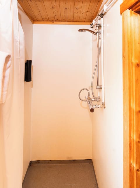 Economy Cabin | Bathroom | Shower, free toiletries, hair dryer, bathrobes