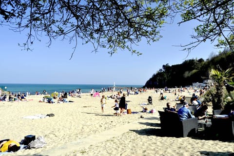 Beach nearby, white sand, 2 beach bars