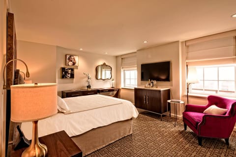 Deluxe Room, 1 King Bed | Minibar, in-room safe, individually furnished, desk