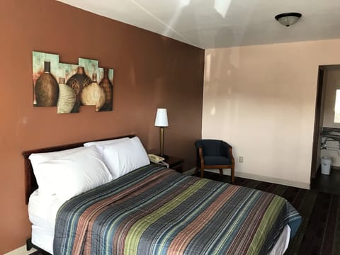 Room, 1 Queen Bed | Free WiFi, bed sheets