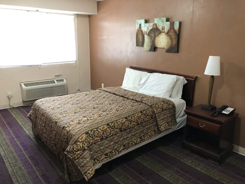 Room, 1 Queen Bed | Free WiFi, bed sheets