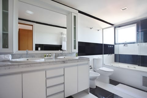 Suite Luxo com Varanda  e Hidro | Bathroom | Shower, designer toiletries, hair dryer, towels