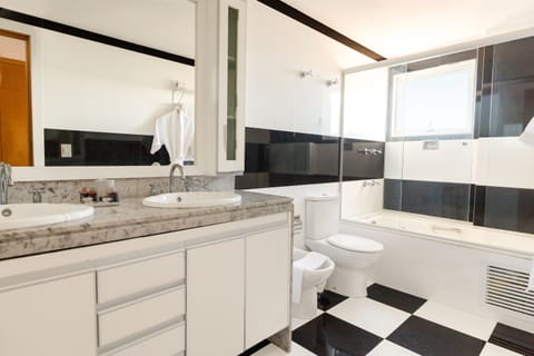 Deluxe Suite, Jetted Tub | Bathroom | Shower, designer toiletries, hair dryer, towels