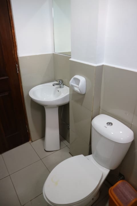 Twin Room, Terrace | Bathroom | Shower, free toiletries, hair dryer, slippers