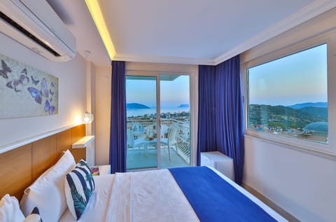 Deluxe Double or Twin Room, Sea View | Minibar, in-room safe, soundproofing, rollaway beds