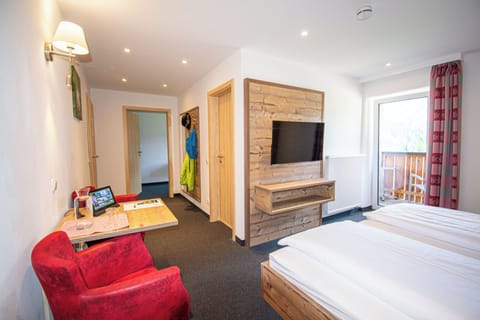 Suite, 1 Bedroom, Balcony, Mountain View | Hypo-allergenic bedding, in-room safe, blackout drapes, soundproofing