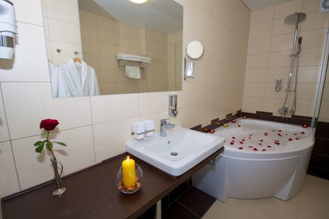 Apartment | Bathroom | Shower, free toiletries, hair dryer, towels