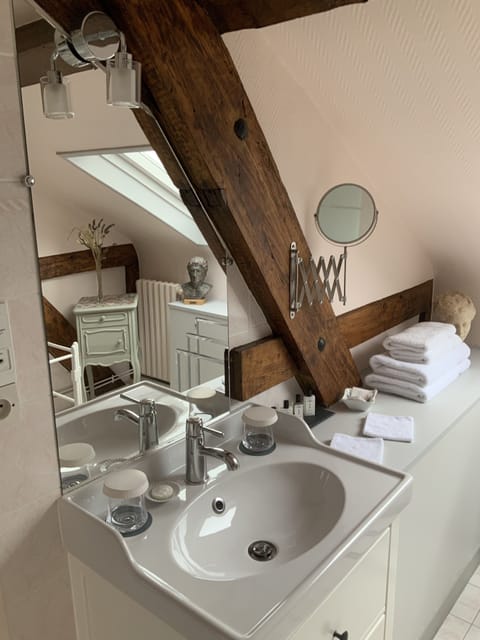 Deluxe Twin Room (Louis Philippe) | Bathroom | Designer toiletries, hair dryer, slippers, towels