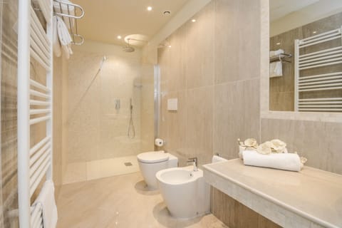 Double Room (Splendid ) | Bathroom | Free toiletries, hair dryer, slippers, bidet