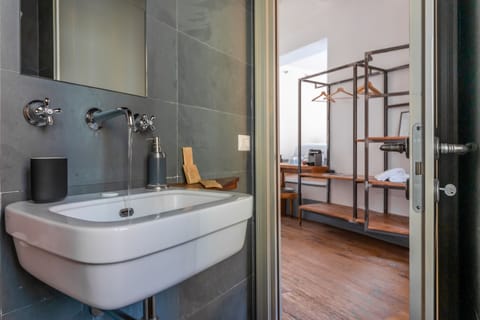 Double Room (Saffi) | Bathroom | Shower, free toiletries, hair dryer, bidet