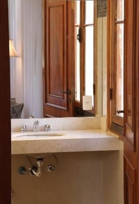 Shower, free toiletries, towels