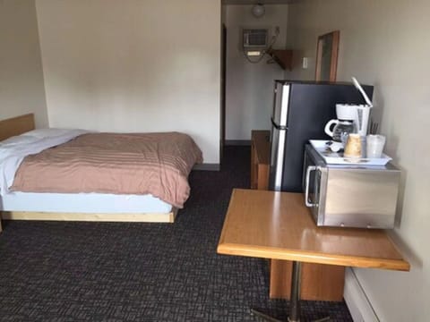 Room, 1 Queen Bed | Desk, blackout drapes, iron/ironing board, free WiFi