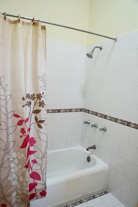 Standard Room | Bathroom | Shower, hair dryer, towels