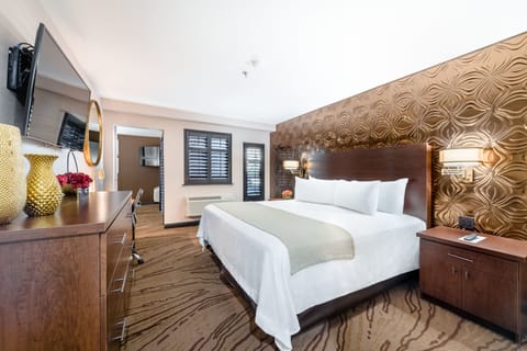 Suite, 1 King Bed, Balcony | Pillowtop beds, in-room safe, desk, laptop workspace