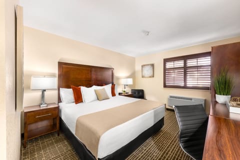 Standard Room, 1 King Bed, Accessible | Pillowtop beds, in-room safe, desk, laptop workspace