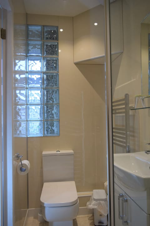 Double Room | Bathroom | Shower, free toiletries, towels