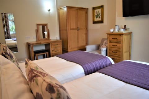 Twin Room | Desk, free WiFi, bed sheets