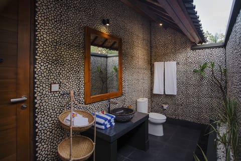 Villa, 2 Bedrooms | Bathroom | Shower, free toiletries, bidet, towels