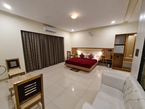 Executive Double Room, 1 King Bed, Hill View | In-room safe, desk, laptop workspace, soundproofing