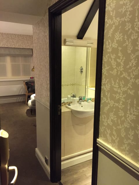 Superior Room, 2 Twin Beds, Non Smoking | Bathroom | Free toiletries, hair dryer, towels