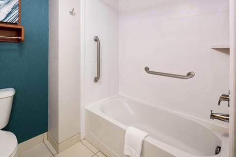 Suite, 2 Double Beds, Accessible, Bathtub (Mobility) | Bathroom | Shower, hair dryer, towels