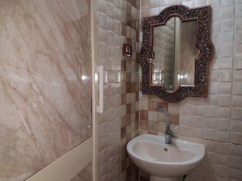 Deluxe Double Room | Bathroom sink