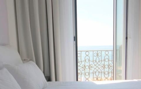 Suite, Sea View | Minibar, in-room safe, desk, soundproofing