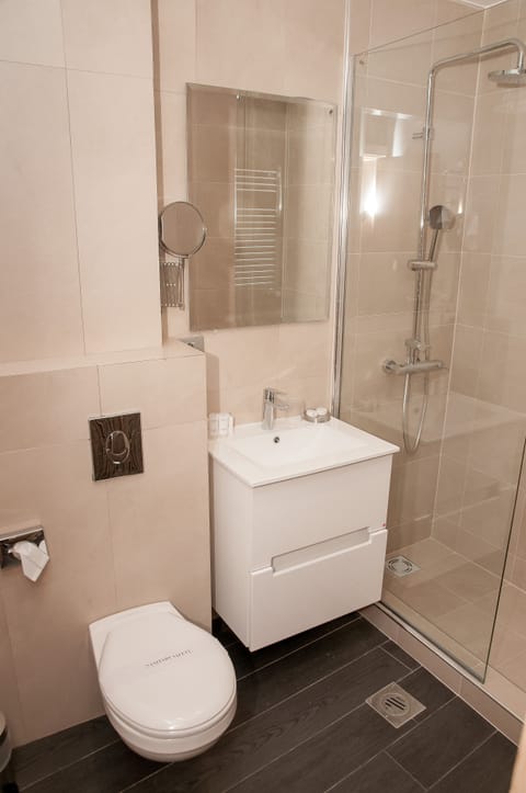 Standard Double or Twin Room | Bathroom | Combined shower/tub, free toiletries, hair dryer, bathrobes