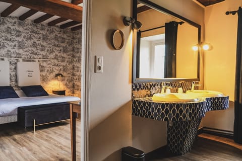  Chambre Louis de la Roque | Bathroom | Free toiletries, hair dryer, towels