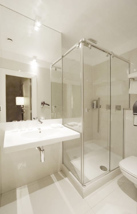 Shower, rainfall showerhead, free toiletries, hair dryer