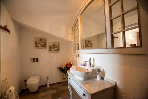 Premium Double Room, Sea View | Bathroom | Free toiletries, hair dryer, slippers, towels