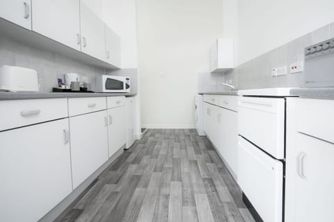 Business Apartment | Private kitchen | Coffee/tea maker, electric kettle