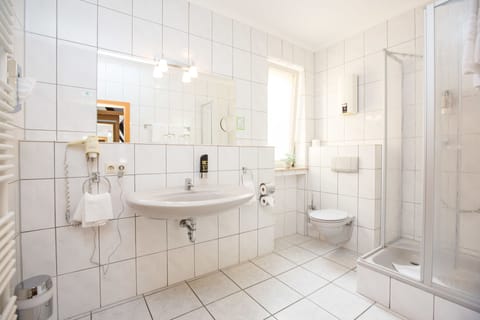 Junior Suite | Bathroom | Shower, free toiletries, hair dryer, towels