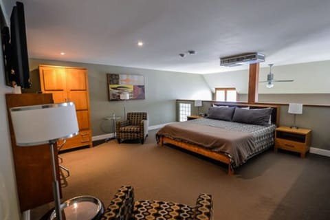 Executive Loft, Jetted Tub (2 Kings) | Desk, iron/ironing board, free WiFi, bed sheets