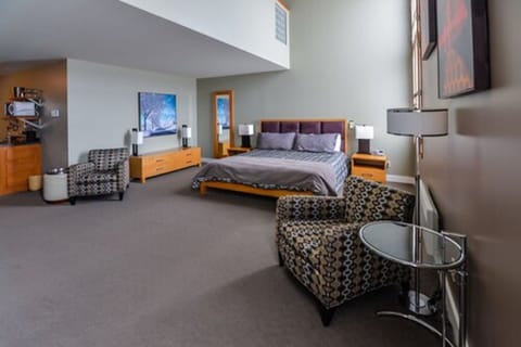Executive Loft, Jetted Tub (2 Kings) | Desk, iron/ironing board, free WiFi, bed sheets