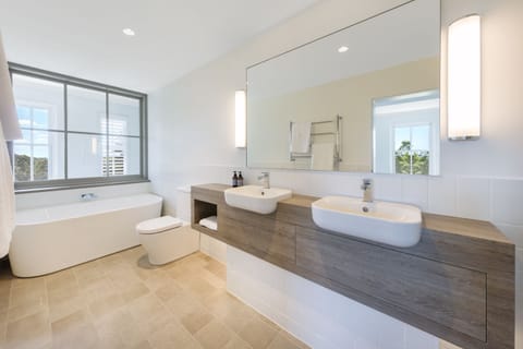 Luxury Suite, 1 King Bed (Hunter Suite) | Bathroom | Shower, rainfall showerhead, designer toiletries, hair dryer