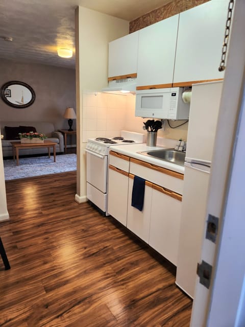 Suite, 1 Queen Bed, Non Smoking (Mobile) | Private kitchen | Full-size fridge, microwave, oven, stovetop