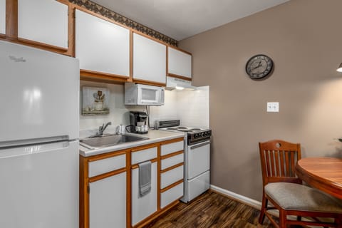 Studio Suite, 1 Queen | Private kitchen | Fridge, microwave, oven, stovetop