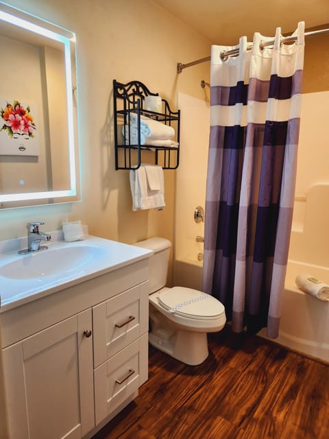 Standard Suite, 1 Queen Bed | Bathroom | Combined shower/tub, deep soaking tub, free toiletries, towels
