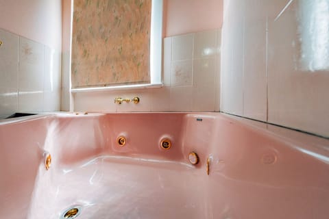 Two Bedrooms Apartment (Spa Bath) | Bathroom | Free toiletries, hair dryer, towels, soap