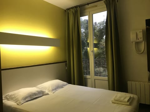 Economy Double Room Cabin shower | Desk, soundproofing, iron/ironing board, free WiFi