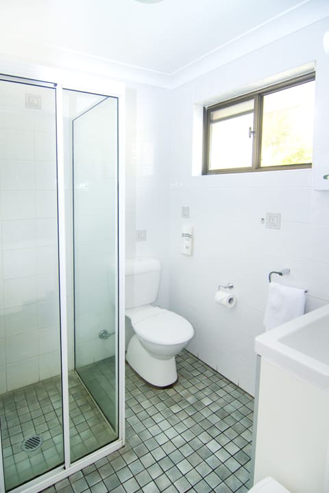 Standard Queen Room | Bathroom | Shower, rainfall showerhead, free toiletries, hair dryer