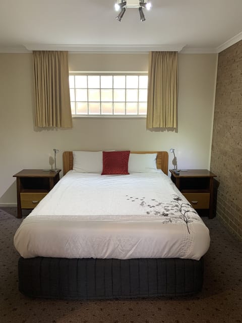 Standard Room, Non Smoking, Refrigerator (Queen suite) | Premium bedding, pillowtop beds, in-room safe, iron/ironing board